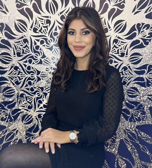 Ceyhan ◉  Friseurmeisterin ◉ Langhaarspezialistin ◉ Balayagespezialistin ◉ Braut Styling & Make up ◉  Herrenhaarschnitt