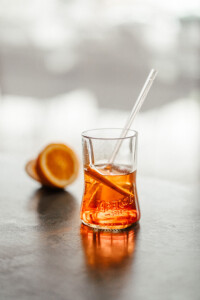 Das Aperolglas aus der leergetrunkenen Aperolflasche - witzig und nachhaltig, eco