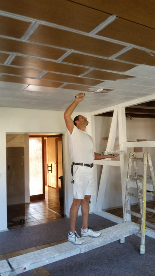 Holzdecke neu lackieren