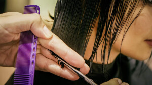 Friseur Bonn - Marcel Michels - Chef schneidet einen Bob/Pagenkopf