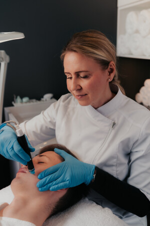 Hydrafacial-Behandlung Mann im Kosmetikstudio von Margarita M. Cosmetics in Remscheid