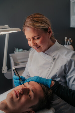 Hydrafacial-Behandlung Mann im Kosmetikstudio von Margarita M. Cosmetics in Remscheid