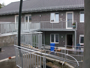 Behindertengerechter Zugang mit Geländer