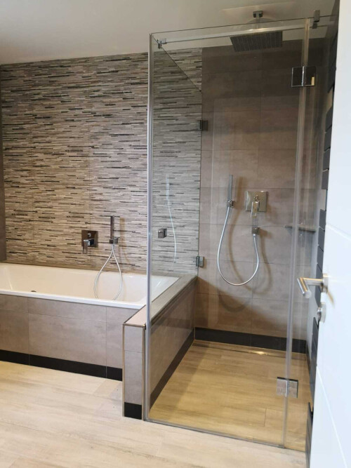 Ganzglas-Eckduschkabine MGD Base Typ 210 BW, mit Anschluß an Badewanne