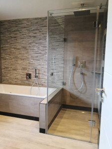 Ganzglas-Eckduschkabine MGD Base Typ 210 BW, mit Anschluß an Badewanne