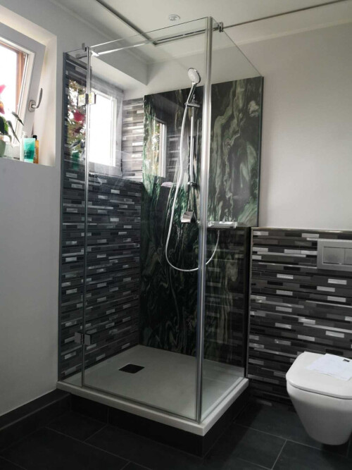 Ganzglas-Eckduschkabine MGD Base Typ 210, mit Farbkaschierung im Bereich des Vormauerung