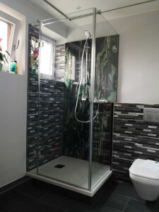 Ganzglas-Eckduschkabine MGD Base Typ 210, mit Farbkaschierung im Bereich des Vormauerung