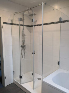 Ganzglas-Eckduschkabine Sonderausführung mit Falttüre an festem Seitenteil