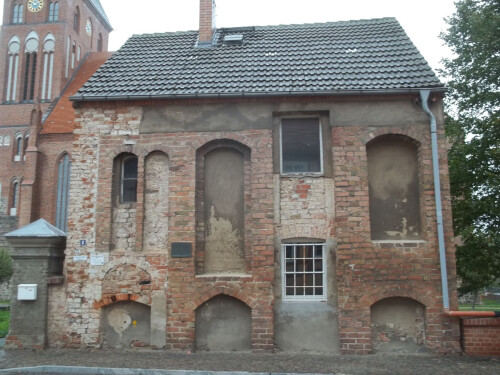 Elendhaus Pasewalk vor Sanierung.JPG