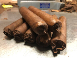 Zigarren sind unser Handwerk, unsere Tradition und Leidenschaft“. Seit fast 110 Jahren ist der Anbau von Tabak höchster Qualität das Credo der Familie Reyes.