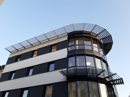 auskragender Sonnenschutz