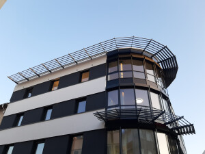 auskragender Sonnenschutz