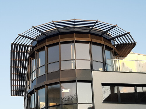 auskragender Sonnenschutz