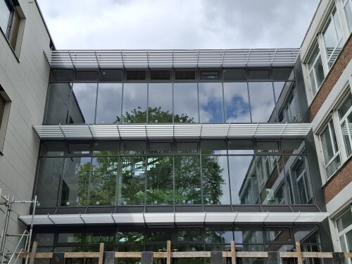 auskragender Sonnenschutz