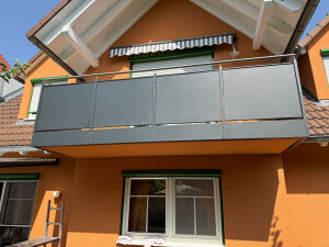 Blechgeländer-RAL7016FS-Großostheim04.jpg