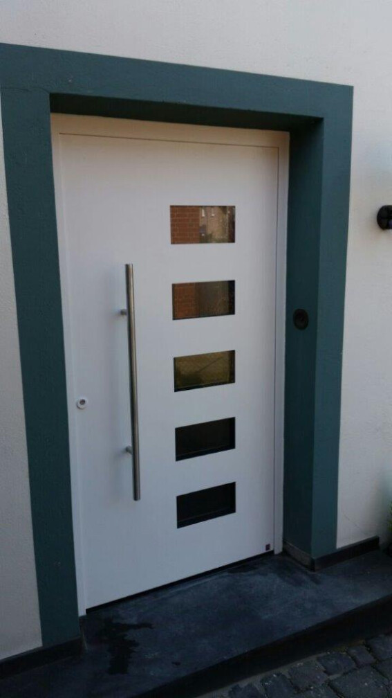 Haustüre aus Aluminium mit Edestahlgriff