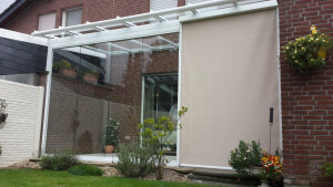 Terrassendach mit Ganz-Glas-Schiebetüren und Senkrechtmarkise mit Motor