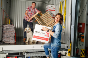 Lagercontainer auf LKW.jpg