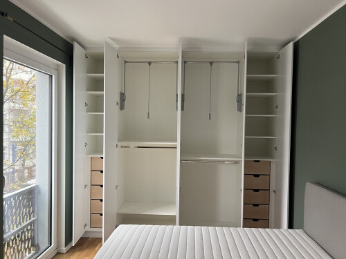 Kleiderschrank offen