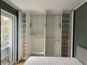 Kleiderschrank offen