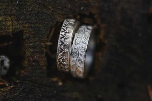 Silberringe mit Blätterranke oder Galerierand