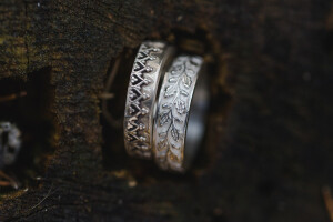 Silberringe mit Blätterranke oder Galerierand