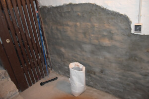 Kellerwand mit Kristaline abgedichtet. Schlämme.JPG
