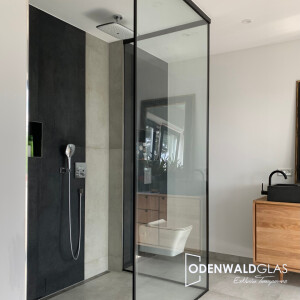 Walk-In-Eckdusche schwarze Profile