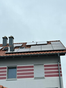 Offgridtec Photovoltaikanlage auf Doppelhaushälfte.jpeg
