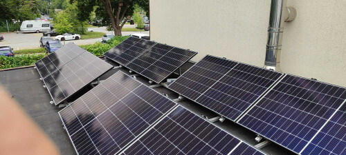 Offgridtec Photovoltaikanlage auf Flachdach.jpeg