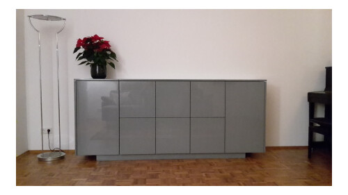 ...das Hideboard in grau Hochglanz...