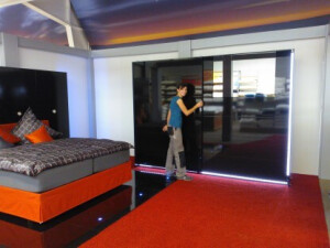 ..hier sehen Sie einen Kleiderschrank mit elektrischen Schwebe-Türen.