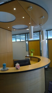 ..mit abgesetzten Kanten in schwarz...