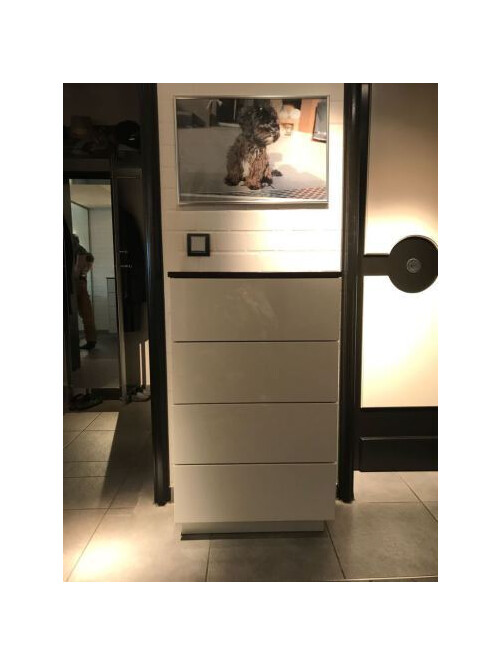 ..schicke Schubladenschränke in weiss Hochglanz handpoliert...