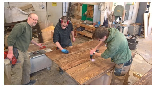 ..unsere Tischler stehen für eine handwerkliche Arbeitfür sie bereit..