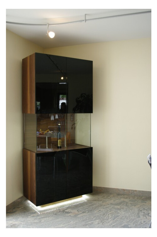 ..Vitrinen werden bei uns gerne mit Glas und schicken Oberflächen kombiniert...