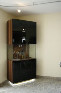 ..Vitrinen werden bei uns gerne mit Glas und schicken Oberflächen kombiniert...