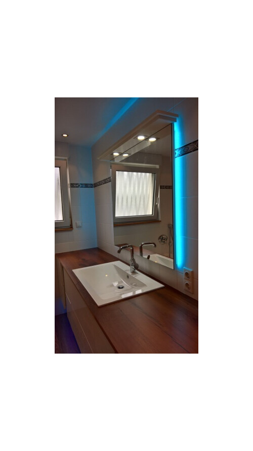 .Waschtischplatte in Eiche Altholz mit einem Spiegel mit LED Lichttechnik..