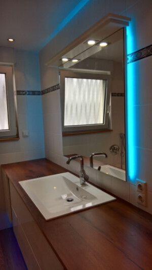 .Waschtischplatte in Eiche Altholz mit einem Spiegel mit LED Lichttechnik..