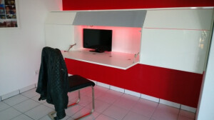 Das Hängeboard mit integrierter Soundbar, Barfach, Arbeitsplatz und Aktenschrank