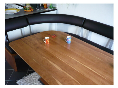 Die Lounge-Couch mit dem Tisch in Kirschbaum