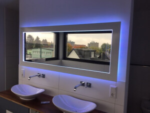 Spiegel mit integriertem LED Licht schafft in Ihrem Bad die richtige Atmosphäre