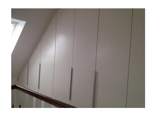 Wir passen unsere Schränke an Ihre Dachschrägen an