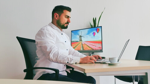 Büro Schreibtisch mit Laptop.jpg