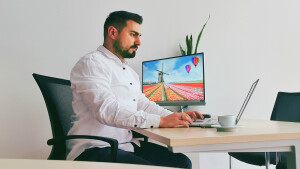 Büro Schreibtisch mit Laptop.jpg