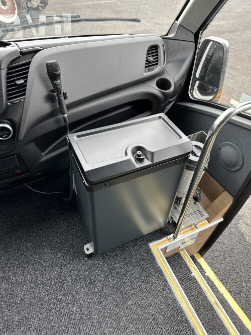 Kühlbox Armaturenbrett rechts.jpg