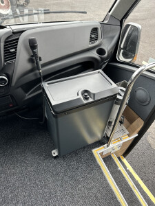 Kühlbox Armaturenbrett rechts.jpg