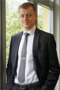 Daniel Ostermann Portrait - Fenster nah-min.jpg