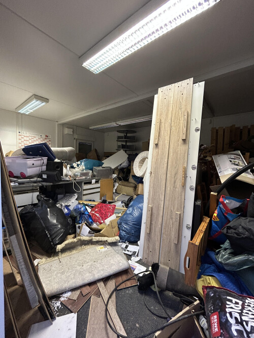 Ostsee Transporter Entrümpelung Bürocontainer 3.jpg