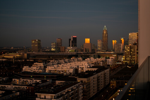 frankfurt-skyline-blaue-stunde-messeturm-axis.jpg